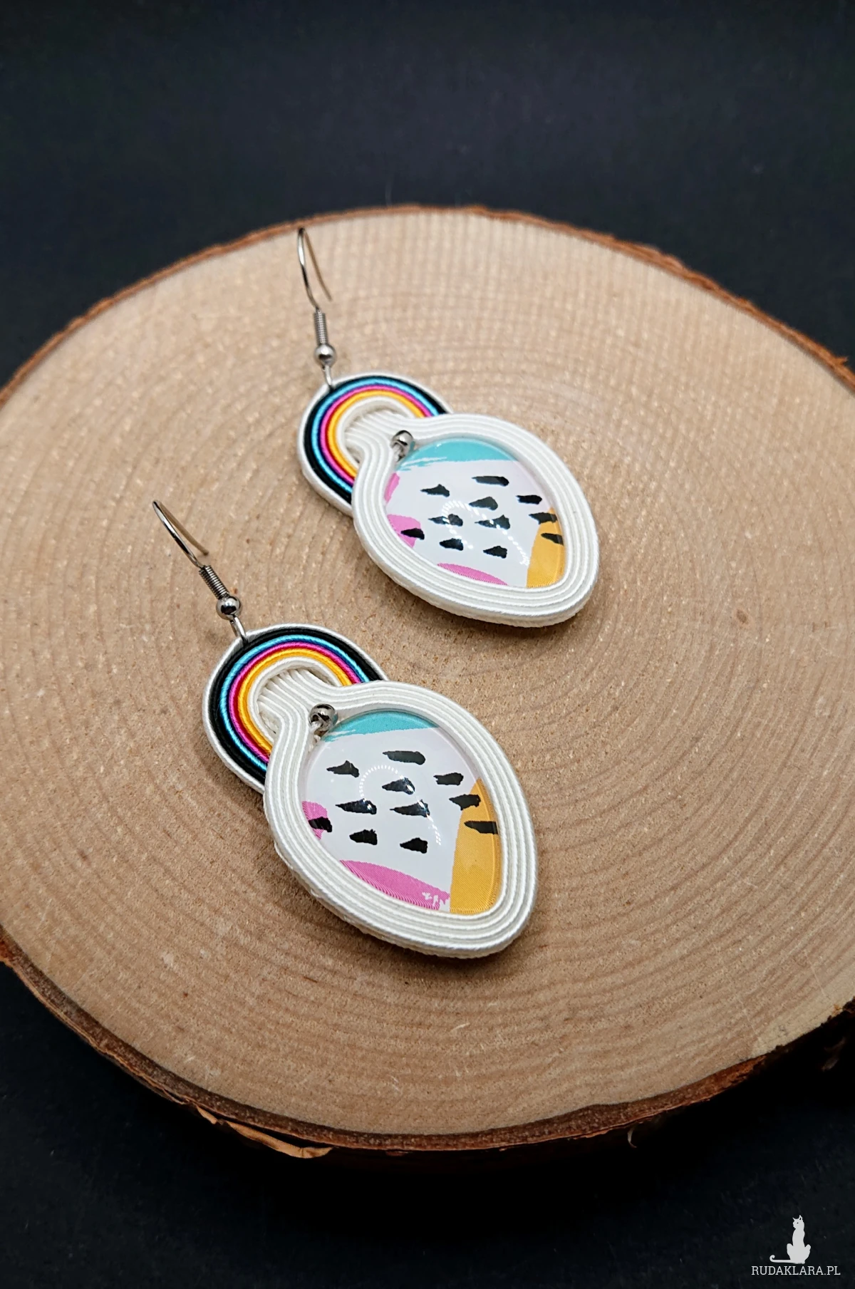 Biało kolorowe kolczyki sutasz